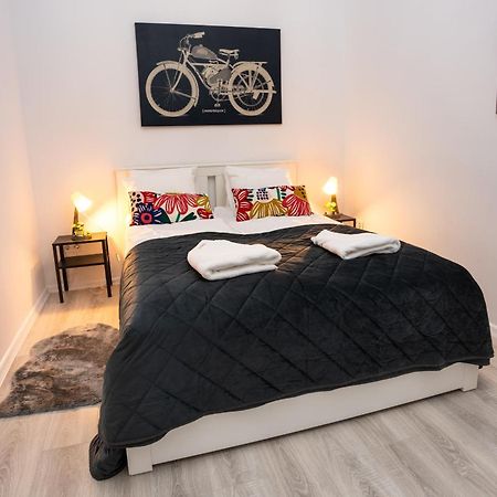 Perfect Location,Newly Decorated Modern, Large Place 60 M2, Really Quiet So You Can Have A Good Night Sleep, Ac, Netflix, Smart Tv, High-Speed Internet, World Famous New York Cafe Only 10 Minutes Walk Budapest Bagian luar foto