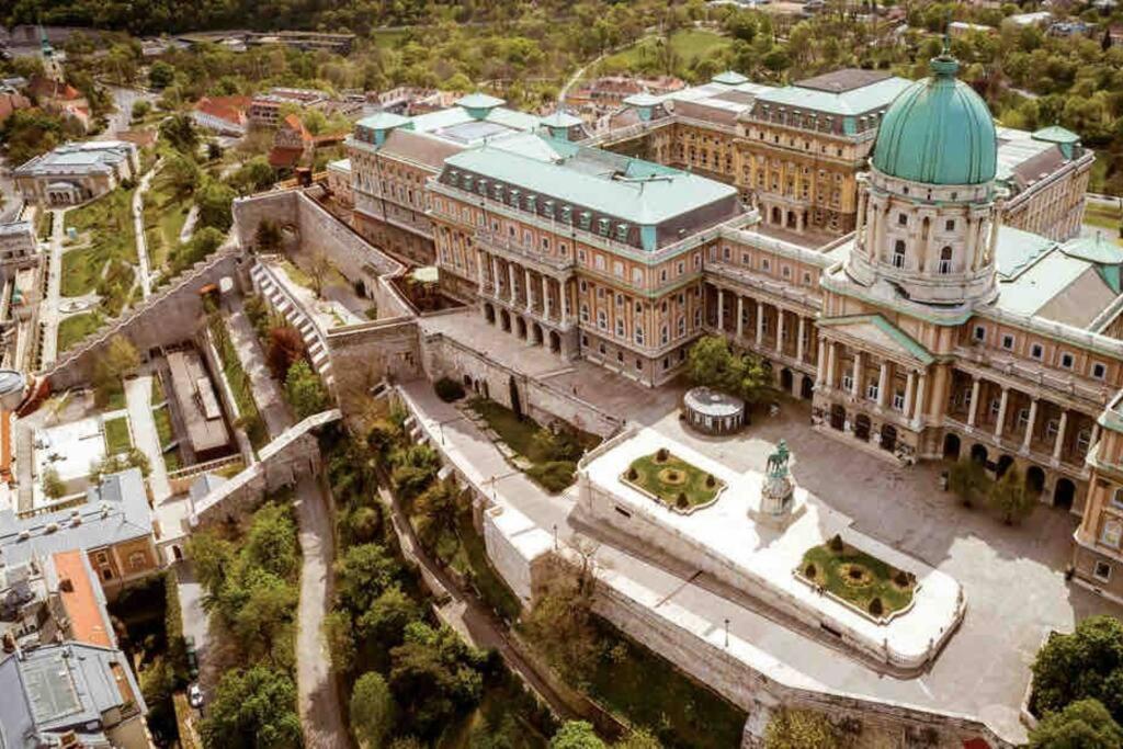 Perfect Location,Newly Decorated Modern, Large Place 60 M2, Really Quiet So You Can Have A Good Night Sleep, Ac, Netflix, Smart Tv, High-Speed Internet, World Famous New York Cafe Only 10 Minutes Walk Budapest Bagian luar foto