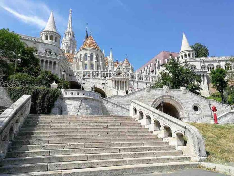 Perfect Location,Newly Decorated Modern, Large Place 60 M2, Really Quiet So You Can Have A Good Night Sleep, Ac, Netflix, Smart Tv, High-Speed Internet, World Famous New York Cafe Only 10 Minutes Walk Budapest Bagian luar foto