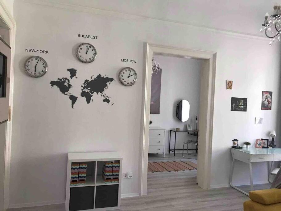 Perfect Location,Newly Decorated Modern, Large Place 60 M2, Really Quiet So You Can Have A Good Night Sleep, Ac, Netflix, Smart Tv, High-Speed Internet, World Famous New York Cafe Only 10 Minutes Walk Budapest Bagian luar foto