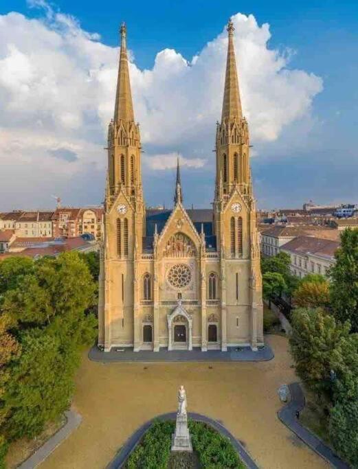 Perfect Location,Newly Decorated Modern, Large Place 60 M2, Really Quiet So You Can Have A Good Night Sleep, Ac, Netflix, Smart Tv, High-Speed Internet, World Famous New York Cafe Only 10 Minutes Walk Budapest Bagian luar foto