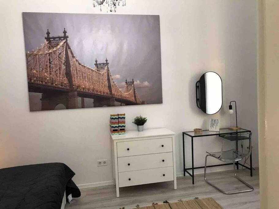 Perfect Location,Newly Decorated Modern, Large Place 60 M2, Really Quiet So You Can Have A Good Night Sleep, Ac, Netflix, Smart Tv, High-Speed Internet, World Famous New York Cafe Only 10 Minutes Walk Budapest Bagian luar foto