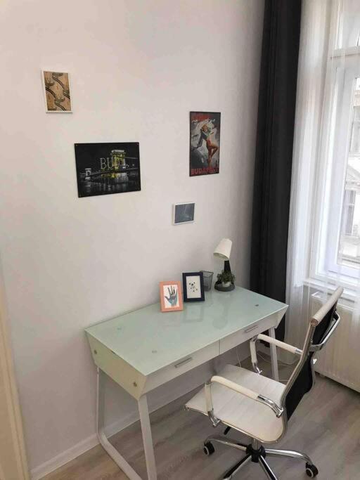 Perfect Location,Newly Decorated Modern, Large Place 60 M2, Really Quiet So You Can Have A Good Night Sleep, Ac, Netflix, Smart Tv, High-Speed Internet, World Famous New York Cafe Only 10 Minutes Walk Budapest Bagian luar foto
