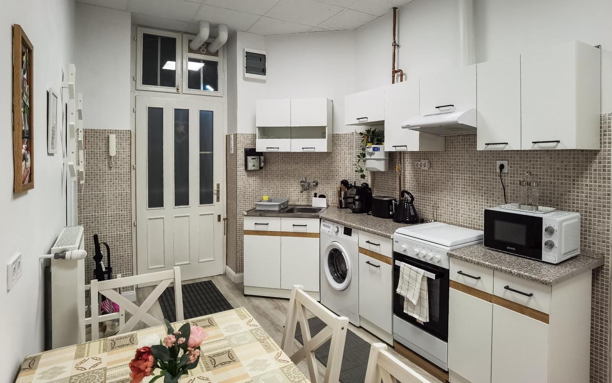 Perfect Location,Newly Decorated Modern, Large Place 60 M2, Really Quiet So You Can Have A Good Night Sleep, Ac, Netflix, Smart Tv, High-Speed Internet, World Famous New York Cafe Only 10 Minutes Walk Budapest Bagian luar foto