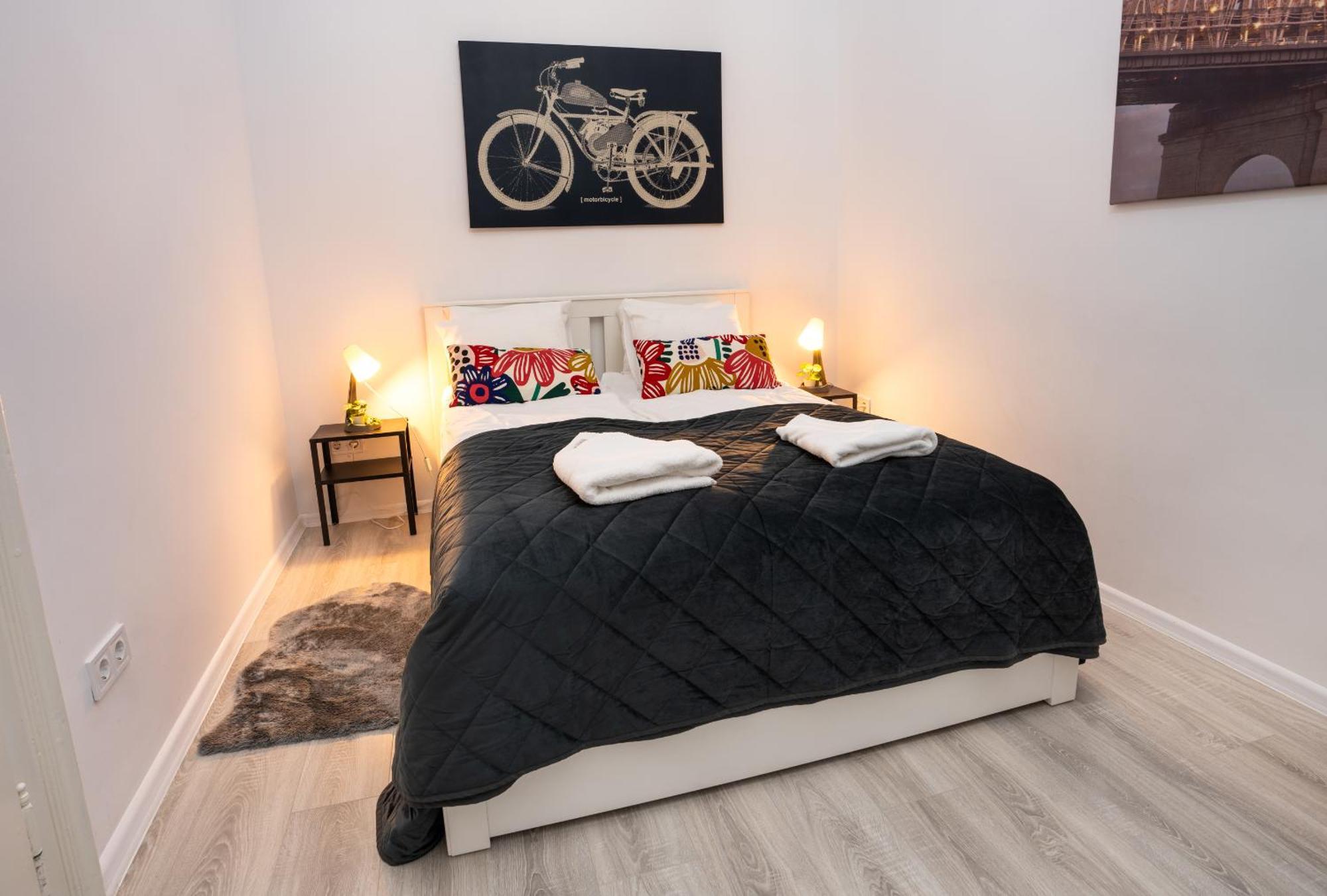 Perfect Location,Newly Decorated Modern, Large Place 60 M2, Really Quiet So You Can Have A Good Night Sleep, Ac, Netflix, Smart Tv, High-Speed Internet, World Famous New York Cafe Only 10 Minutes Walk Budapest Bagian luar foto