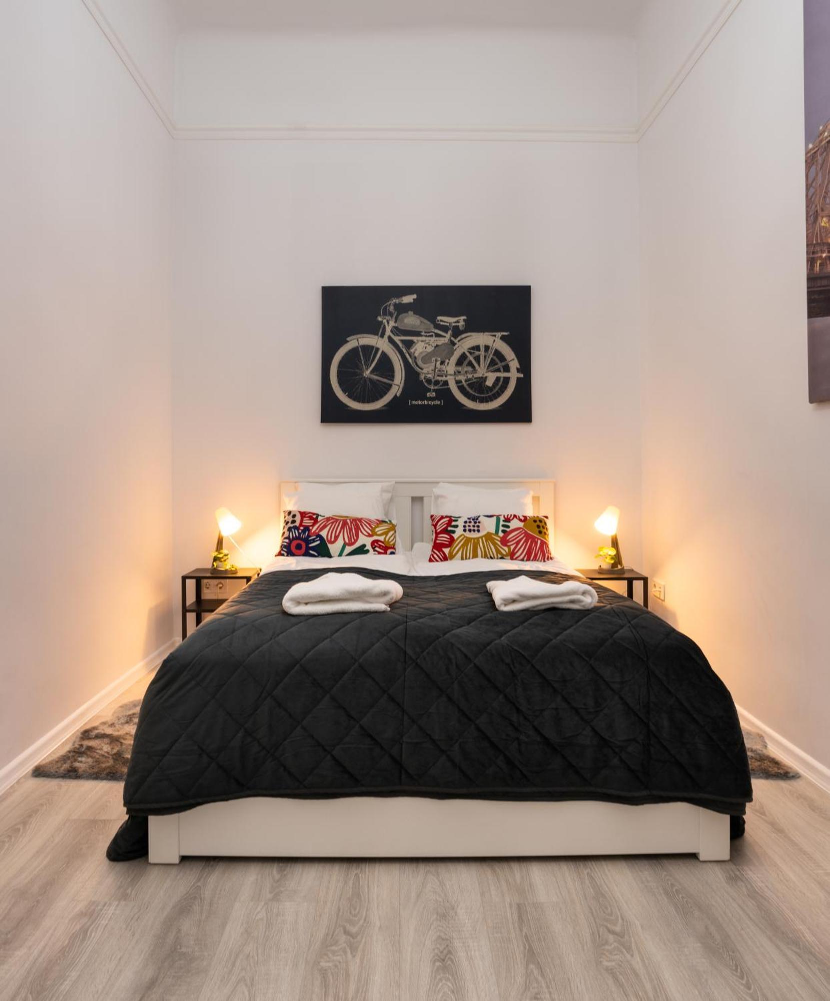 Perfect Location,Newly Decorated Modern, Large Place 60 M2, Really Quiet So You Can Have A Good Night Sleep, Ac, Netflix, Smart Tv, High-Speed Internet, World Famous New York Cafe Only 10 Minutes Walk Budapest Bagian luar foto